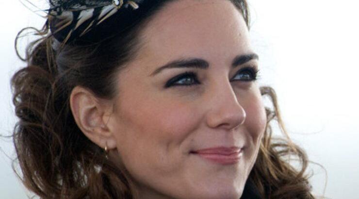 Υπό βροχή περιμένουν τo Royal Baby να βγει! [βίντεο]