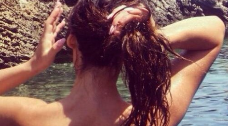 Ανάβει φωτιές: Κύπρια κάνει topless στην Αγία Νάπα και μας αφήνει με το στόμα ανοικτό!