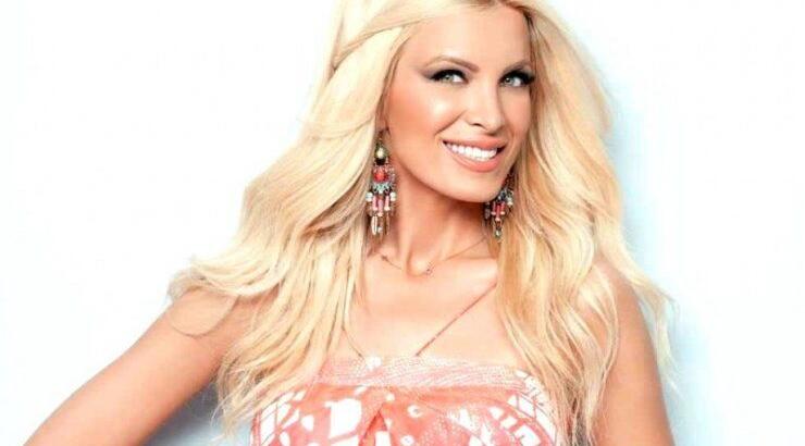 Κατερίνα Καινούργιου: Αναστατώνει με καυτό μίνι και κόκκινες μπότες [εικόνα]