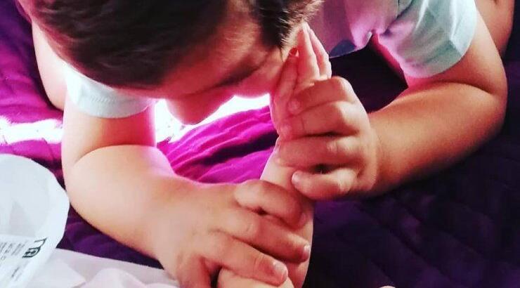 Η πιο τρυφερή εικόνα επώνυμης Κύπριας! Ο γιος της παίζει με τη νεογέννητη αδερφούλα του!