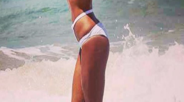 Το κορμί επώνυμης Ελληνίδας που αναστατώνει στην παραλία!