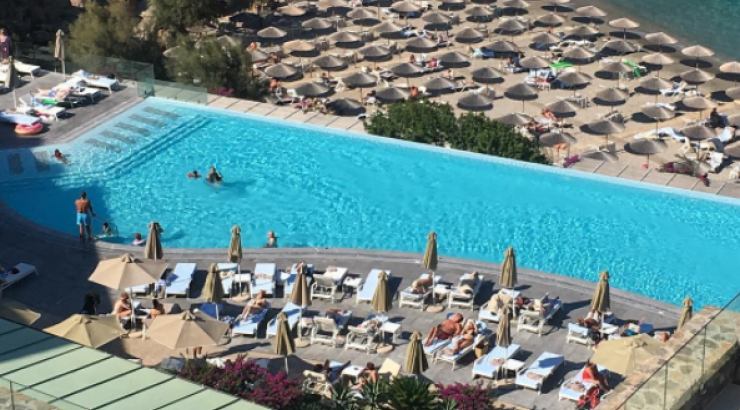 Τριήμερο πάρτι γενεθλίων για τα 60χρονα Κύπριας socialite σε πολυτελές resort στην Κρήτη!