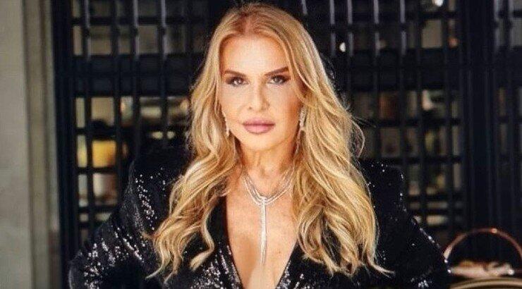 Κάτια Θεοδότου: Φορά παλτό σε έντονο χρώμα και κάνει μία statement εμφάνιση