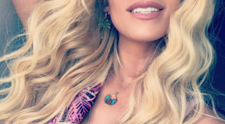 Η Κατερίνα Καινούργιου χορεύει μόνο με το μικροσκοπικό μπικίνι της και δεν έχει ίχνος κυτταρίτιδας!