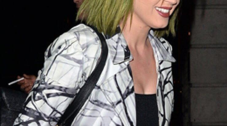 Κι όμως! Έβαψε τα μαλλιά της πράσινα! [εικόνες]