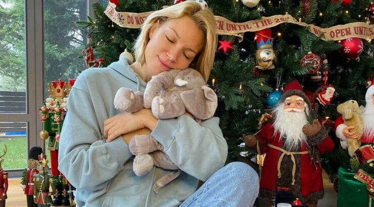 Βίκυ Καγιά: Τα παιδιά της χορεύουν μπροστά από το χριστουγεννιάτικο δέντρο και είναι απλά υπέροχοι [βίντεο]