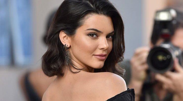 Η εμφάνιση της Kendall Jenner θα σας πείσει ότι τα sequins μπορούν να φορεθούν και στις πρωινές βόλτες σας