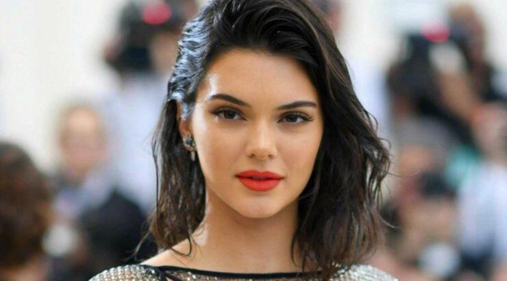 Kendall Jenner: Έβαλε ένα χρώμα που δεν φανταζόμασταν ποτέ ότι θα ταίριαζε στα festive looks