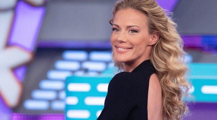 Ζέτα Μακρυπούλια: Βρήκαμε το λευκό πουκάμισο με φτερά που φόρεσε από το Zara