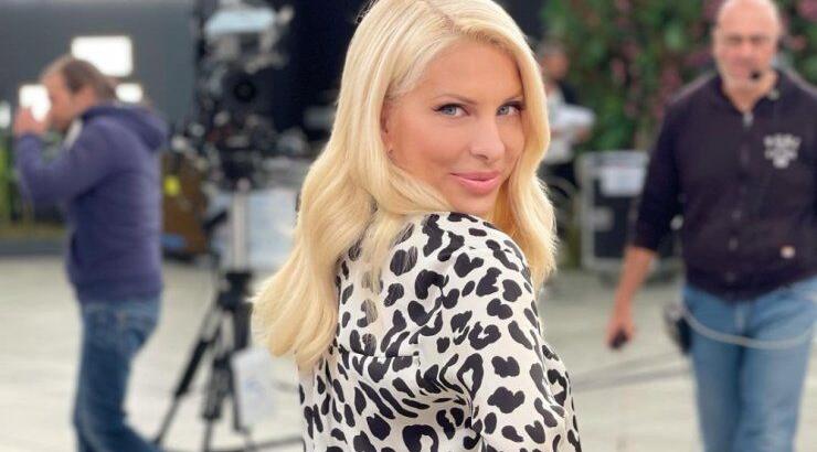 Γαλλικό στυλ: Η Ελένη Μενεγάκη υιοθέτησε το preppy look