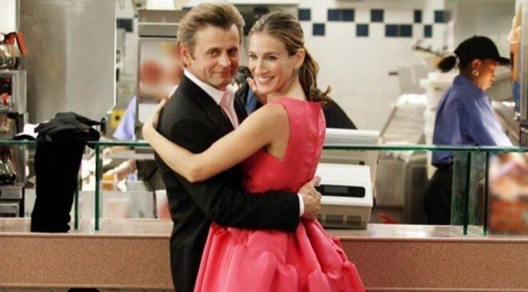 Βρήκαμε το πιο δημοφιλές φόρεμα της Carrie στα Zara