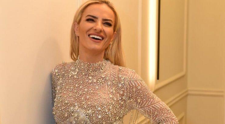 Έφη Παπαϊωάννου: Σου δείχνει 2 τρόπους να φορέσεις το luxury crop top της