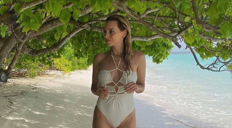 Η Εβελίνα Κυράστα σου δείχνει πώς να φορέσεις το μαγιό σου και ως top