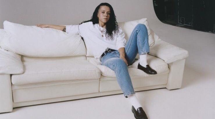 CK Unfiltered: "Below-the-knee" styling tips για το πώς να φορέσεις το αγαπημένο σου τζιν [βίντεο]