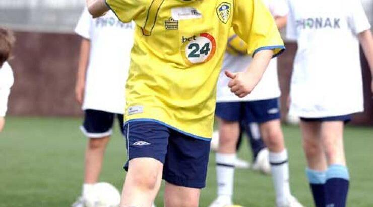 Τα παιδιά παίζουν ποδόσφαιρο με τις πιτζάμες τους για φιλανθρωπικό σκοπό!