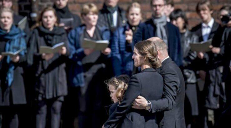 Σπαραγμός στην κηδεία των τριών παιδιών του ιδιοκτήτη του Asos