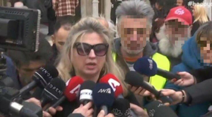 "Ραγίζουν" καρδιές τα λόγια της μεγάλης κόρης του Κώστα Βουτσά, Σάντρας έξω από την εκκλησία 