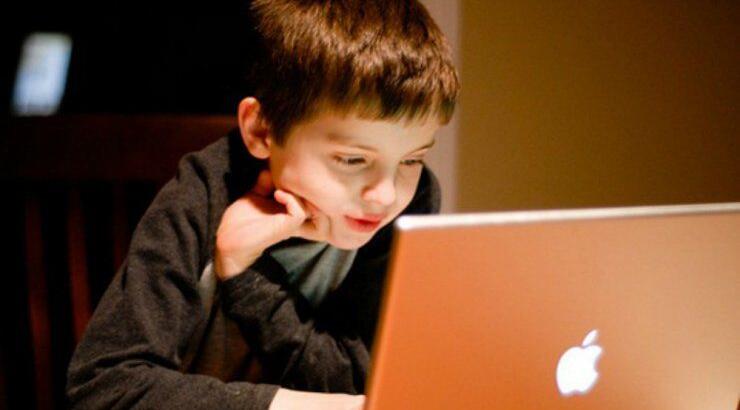 Υπολογιστής και παιδί: Οι κίνδυνοι της τεχνολογίας στα παιδιά και η πρόληψή τους