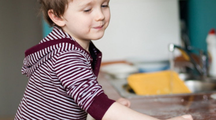 4+1 τρόποι που θα κάνουν τα παιδιά σας να βοηθούν στις δουλειές του σπιτιού!