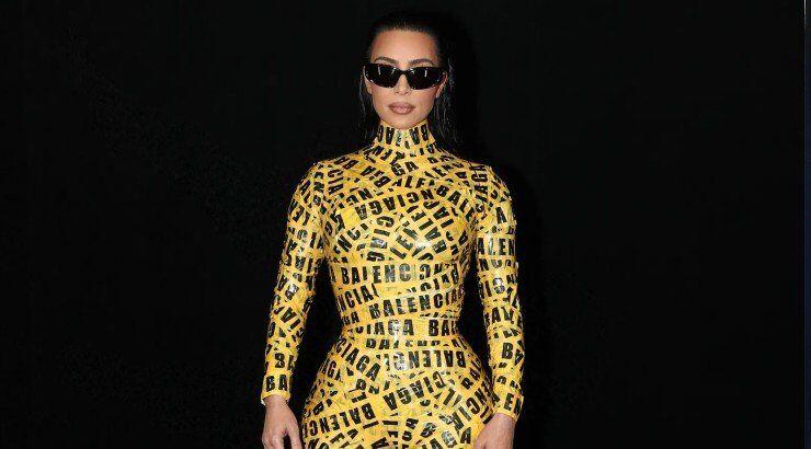Kim Kardashian: Μας έδειξε καρέ – καρέ πως φόρεσε το ιδιαίτερο outfit Balenciaga στο PFW