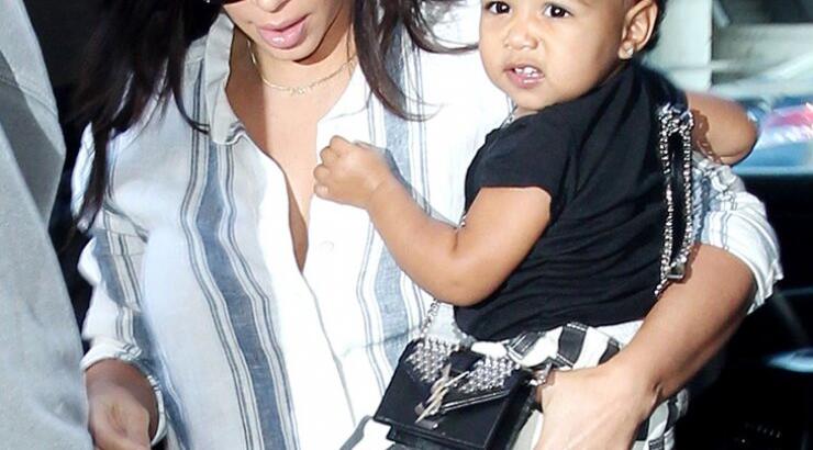 Η κόρη της Kim Kardashian κρατάει YSL τσαντάκι [εικόνες]