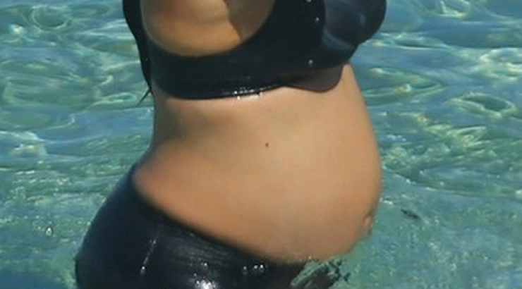 Πασίγνωστη σταρ με φουσκωμένη κοιλίτσα και μαγιό!