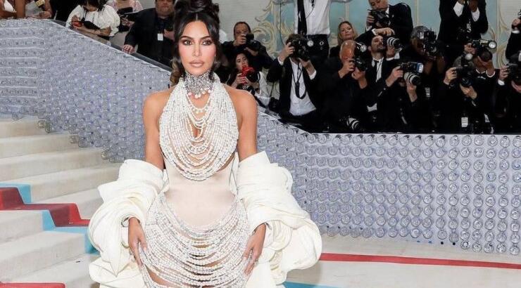 Η Κύπρια που φόρεσε τα εντυπωσιακά γάντια της Kim Kardashian για τον οίκο Dolce & Gabbana