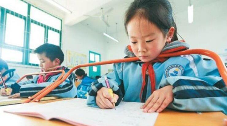 Κίνα: Εβαλαν κάγκελα στα θρανία