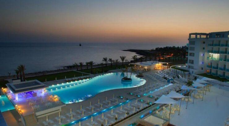 King Evelthon: Βρήκαμε ένα σύγχρονο ξενοδοχείο για πολυτελείς διακοπές, σε προνομιακή τοποθεσία