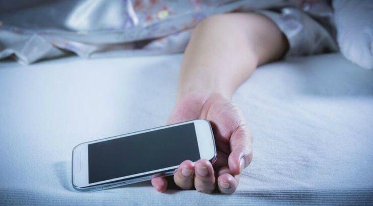 Γιατί δεν πρέπει να κοιμόμαστε με το κινητό δίπλα στο κρεβάτι
