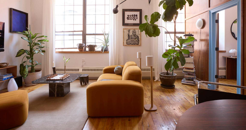 Μέσα σε ένα έξυπνα διαμορφωμένο loft 79τ.μ., με απρόσμενη χρωματική παλέτα