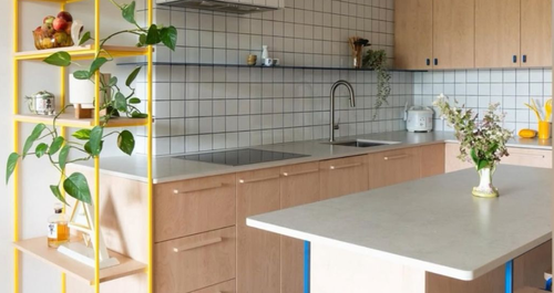 Μια κουζίνα που λάμπει με πινελιές έντονων χρωμάτων