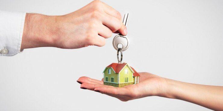 Πολίτης παραδίνει το κλειδί του σπιτιού του στην Τράπεζα Κύπρου 