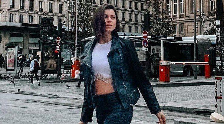 Κλέλια Γιασεμίδου: Φόρεσε το πιο comfy jeans και περπάτησε στους δρόμους του Παρισιού 