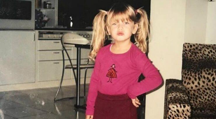 Μπορείτε να μαντέψετε ποια κούκλα Ελληνίδα ηθοποιός είναι το γλυκό κοριτσάκι στη φωτογραφία;