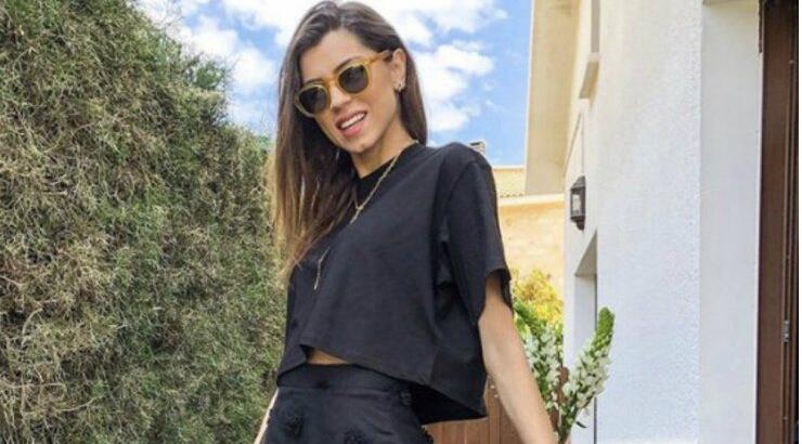 Βρήκαμε και μάθαμε πόσα στοιχίζουν τα stylish mules της Κλέλιας Γιασεμίδου