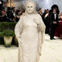 Η πασίγνωστη ηθοποιός που εμφανίστηκε στο Met Gala ως μαρμάρινο άγαλμα