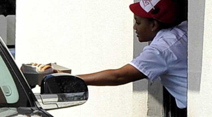 Δείτε ποια διάσημη τρώει από fast food!