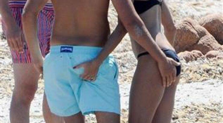 Οι διαχυτικές πόζες και τα παθιασμένα φιλιά στην παραλία για πασίγνωστο ζευγάρι!