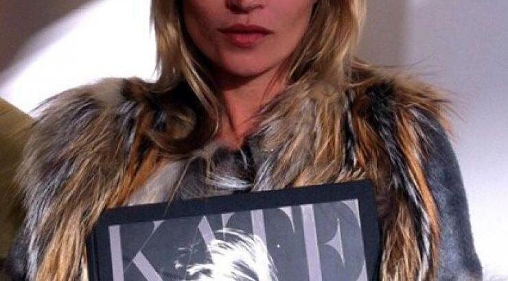 Kate Moss: Ποζάρει με το νέο της βιβλίο!