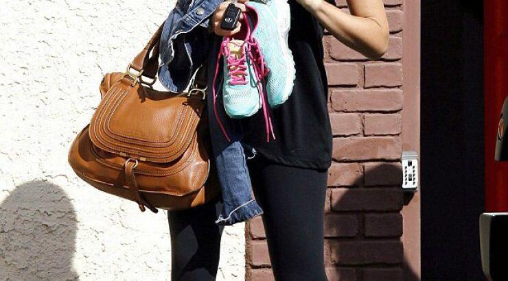 Οι πρώτες φωτογραφίες διάσημης τραγουδίστριας με φουσκωμένη κοιλιά!