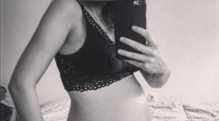 Η σύντροφος επώνυμου Έλληνα μας δείχνει για πρώτη φορά τη φουσκωμένη της κοιλίτσα!