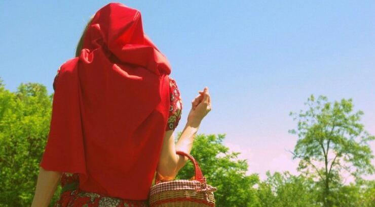 Από που κρατάει η σκούφια της Κοκκινοσκουφίτσας; 