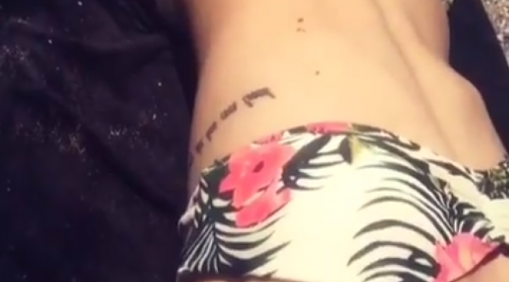 Το κορίτσι που αναστάτωσε την Κύπρο με το ροζ βίντεο σε νέο βίντεο  κόλαση