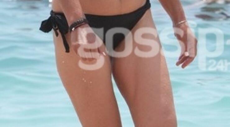 Κύπρια  απαθανατίστηκε από φωτογράφους σε παραλία στην Αθήνα