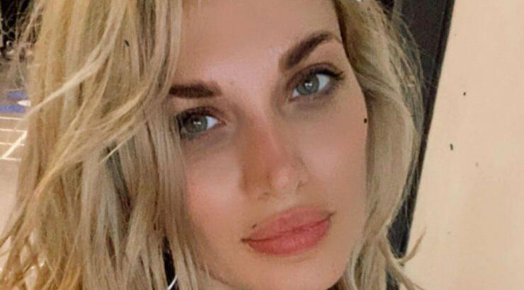 Κωνσταντίνα Σπυροπούλου: Ποζάρει στην αγκαλιά του αγαπημένου της,  Βασίλη Σταθοκωστόπουλου [εικόνα]