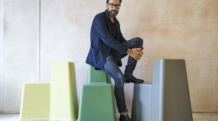 Με δύο ταυτότητες