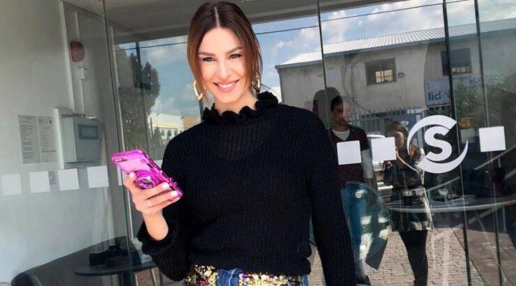 Κωνσταντίνα Ευριπίδου: “Δεν θέλω να ανεβάζω φωτογραφίες στα social media που σιδερώνω ή σφουγγαρίζω” 