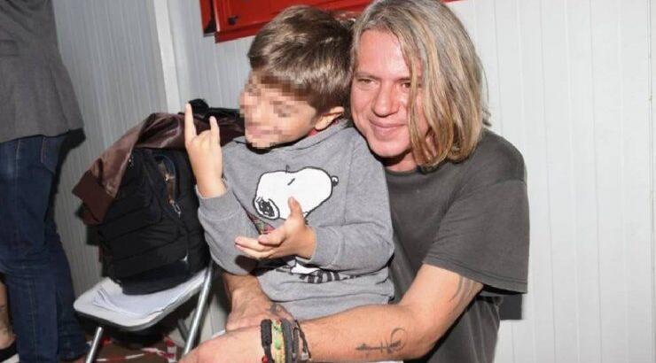 Δημήτρης Κοργιαλάς: Ο γιος του ροκάρει μαζί του στη σκηνή [βίντεο]