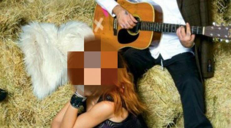 Η σύντροφος Έλληνα τραγουδιστή "κλείνει" το προφίλ της στο facebook!